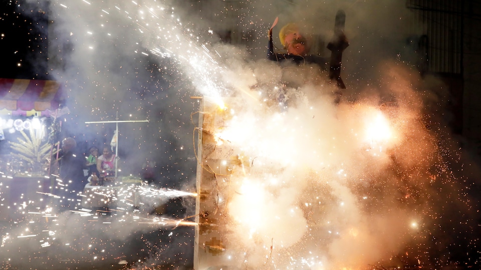 Une effigie du président américain Donald Trump brûlée lors des célébrations traditionnelles à Mexico à l'occasion de la semaine sainte.