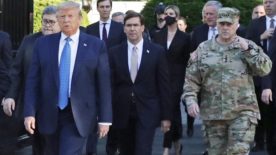Donald Trump marche en compagnie de Mark Esper et du général Milley.