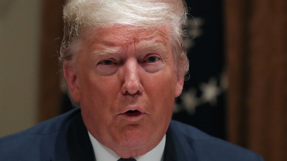 Gros plan de Donald Trump en train de parler.