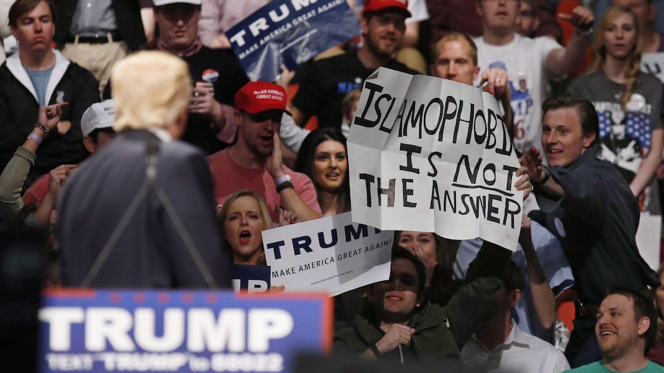 « L'islamophobie n'est PAS la réponse », dit cette affiche brandie lors d'un rassemblement de Donald Trump, pendant la campagne présidentielle de 2016.