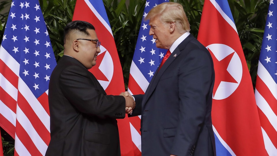 Donald Trump et Kim Jong-un se serrent la main avant le début de leur sommet historique à Singapour.