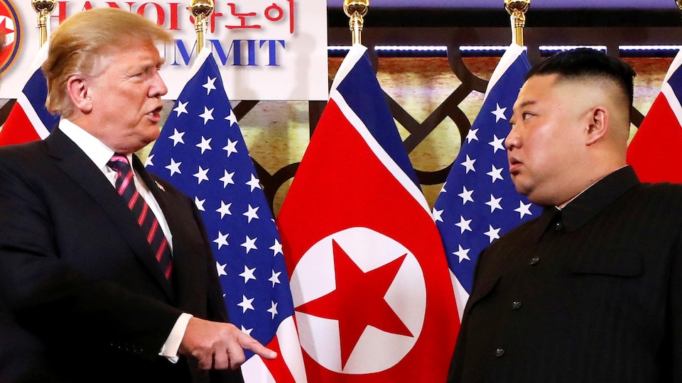 Kim Jong-un et Donald Trump, devant des drapeaux des deux pays.