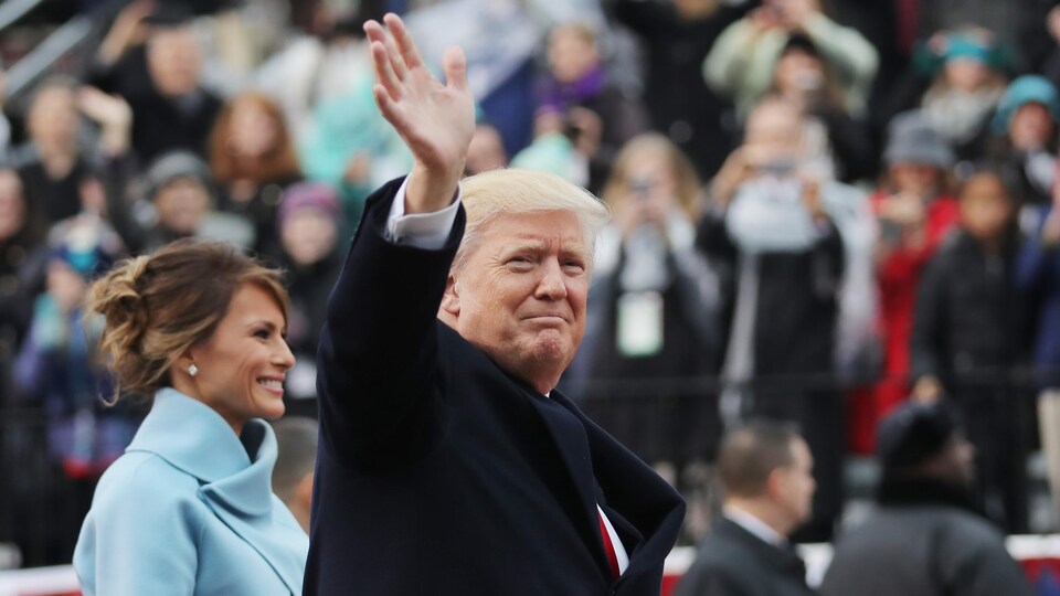Donald Trump, accompagné de son épouse Melania, salue la foule lors de son investiture à la présidence américaine.