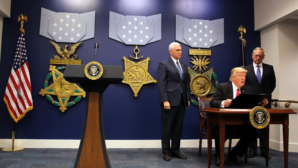 Le nouveau décret a été signé par le président Donald Trump, au Pentagone, sous le regard de son vice-président Mike Pence et de son secrétaire à la Défense, James Mattis.