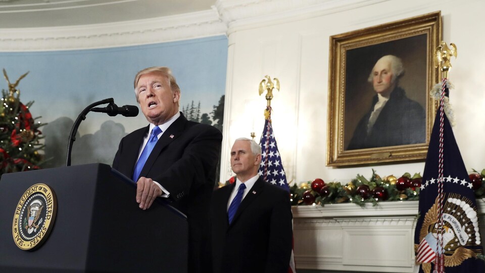 Le président Trump et le vice-président Pence devant un portrait du président Washington dans la Maison-Blanche.