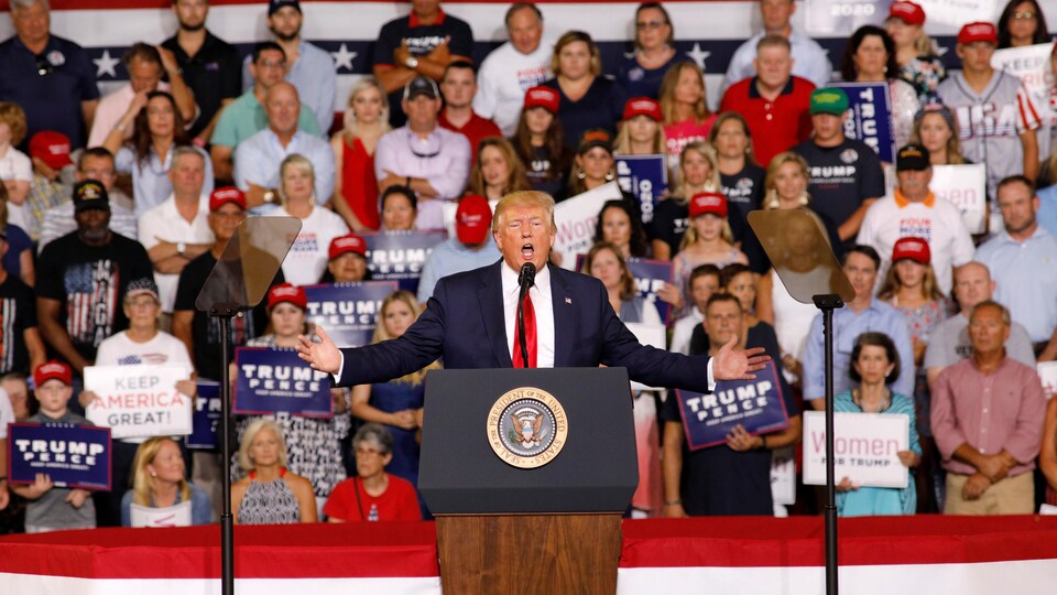 Donald Trump s'adresse à la foule venue l'écouter. Plusieurs militants brandissent des pancartes pro-Trump.