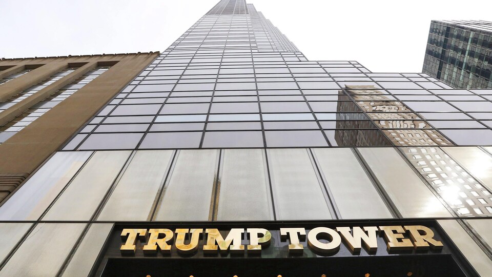 La Trump Tower de New York vue de l'extérieur, en contre-plongée.