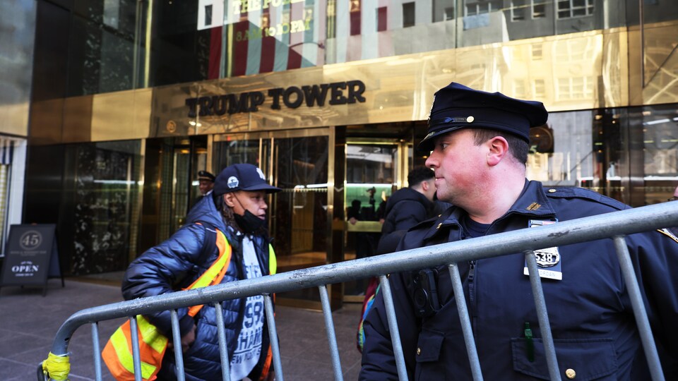 Des policiers installent des barrières métalliques devant une tour à New York.