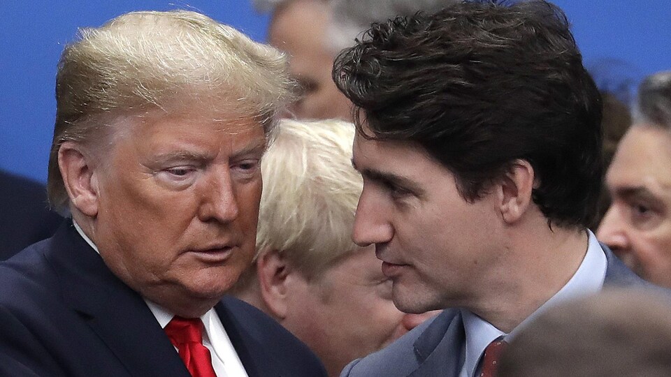 Donald Trump et Justin Trudeau, côte à côte, parmi d'autres dirigeants.