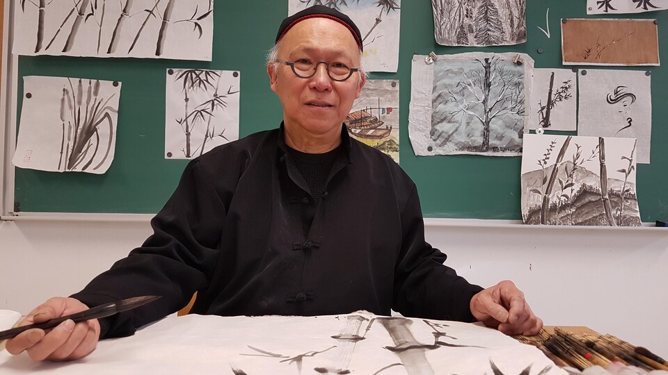 L'artiste Truong Chanh Trung enseigne la calligraphie chinoise