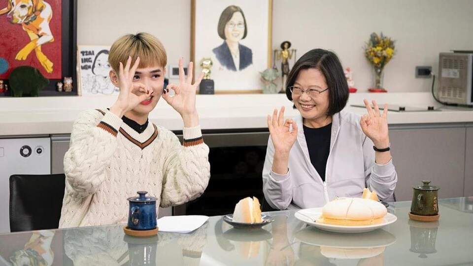 Tsai Ing-wen (droite) salue la star bisexuelle taïwanaise Ken Chung au bureau présidentiel, en décembre dernier.