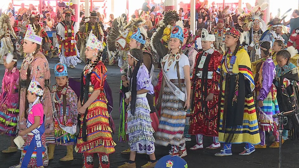 Un défilé de vêtements traditionnels autochtones.