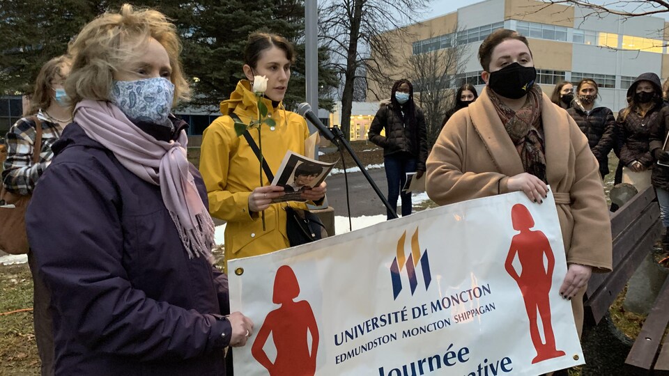 Des membres de la communauté universitaire ont rendu hommage aux victimes de la tuerie de Polytechnique lundi après-midi à Moncton.