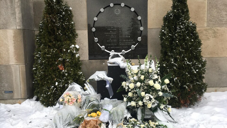 La plaque commémorative installée à Polytechnique Montréal en mémoire des victimes de la tragédie.