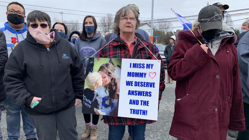 Des marcheurs demandent des explications à la GRC pour leur réponse à la tuerie d'avril 2020.