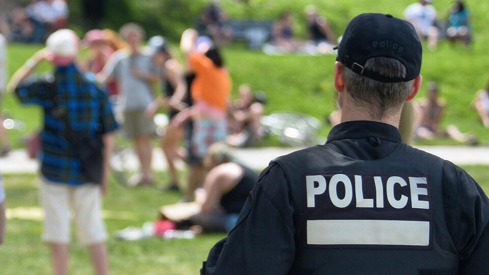 Des policiers dans un parc montréalais.