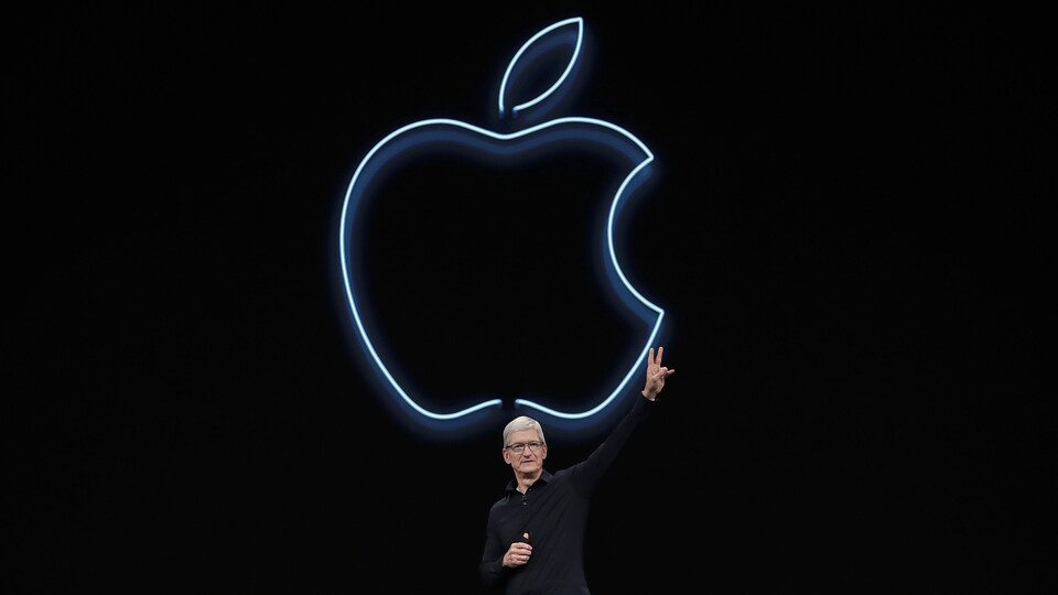 Le PDG d'Apple, Tim Cook, sur scène.