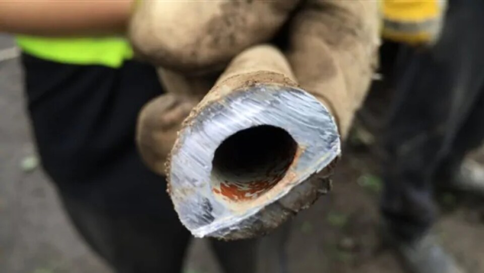 Un tuyau qui contient du plomb.