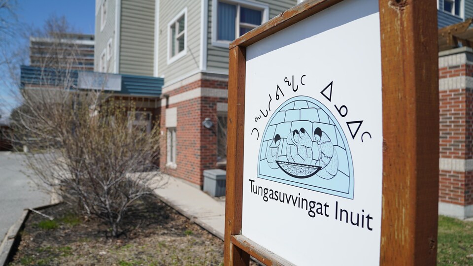 L'enseigne de l'organisme tungasuvvingat inuit devant un bâtiment à Ottawa.