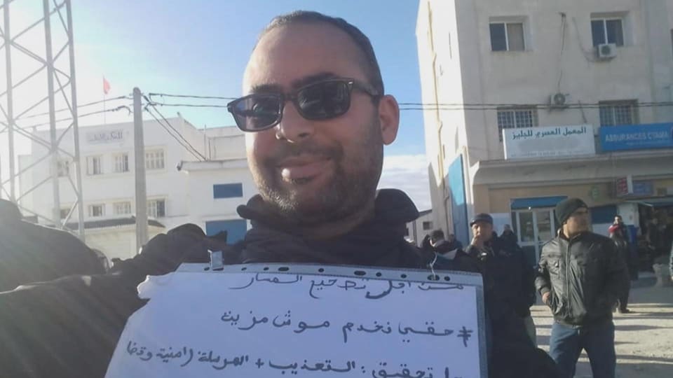 Le blogueur et activiste Anis Mabrouki lors d'une manifestation en banlieue de Tunis.