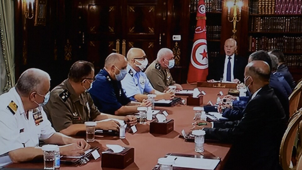 Des militaires et des civils autour d'une table.