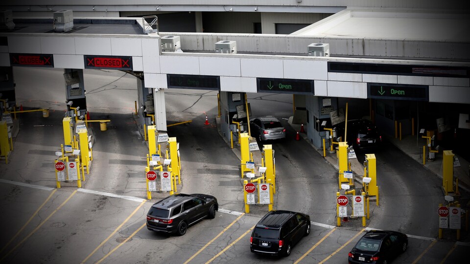 Le poste-frontière américain à l'entrée du tunnel reliant les villes de Windsor en Ontario et de Détroit au Michigan.