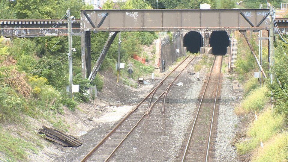 L'entrée d'un tunnel souterrain.