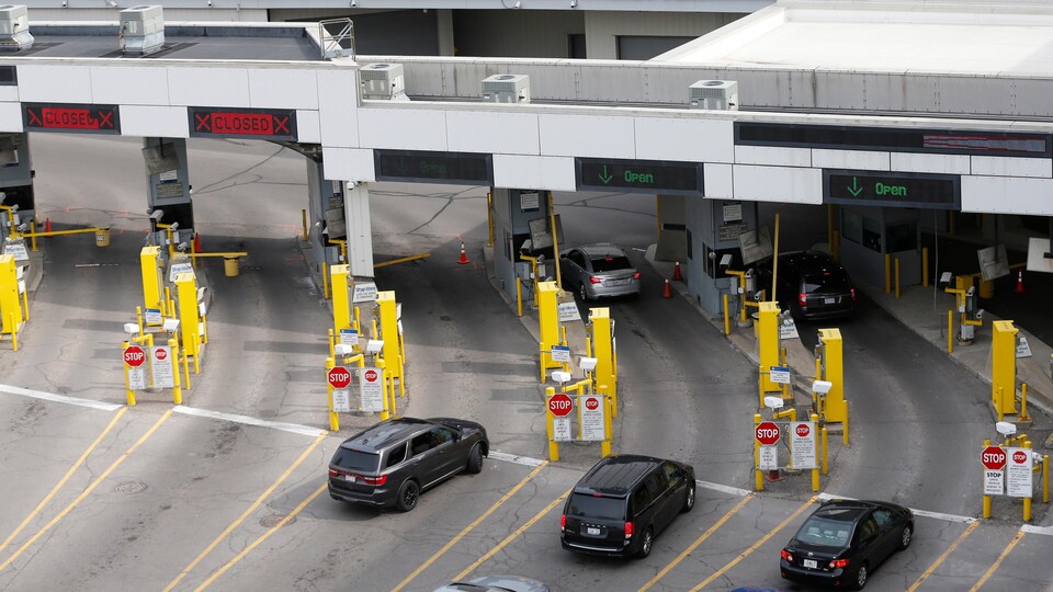 Le poste-frontière américain à l'entrée du tunnel reliant les villes de Windsor en Ontario et de Détroit au Michigan
