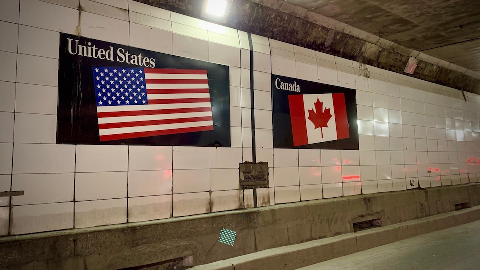 La frontière canado-américaine dans le tunnel reliant Windsor, en Ontario, et Détroit, au Michigan.