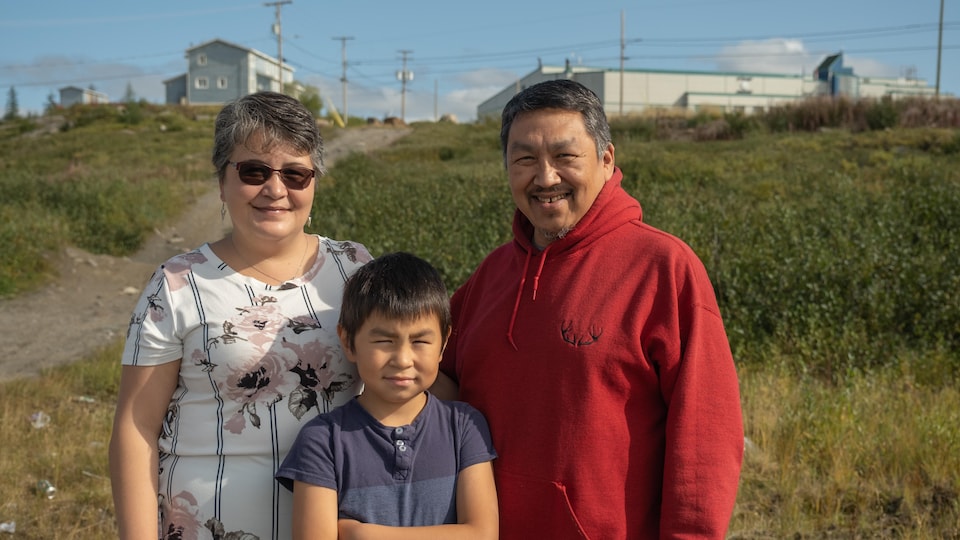 Le candidat Tunu Napartuk en compagnie de sa famille, photographié à Kuujjuaq en septembre 2022. 