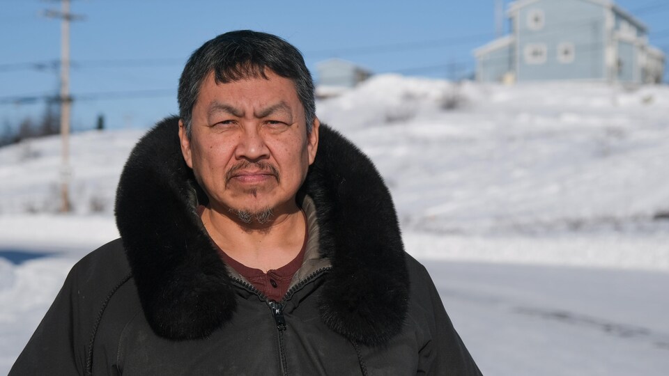 Portrait de Tunu Napartuk, qui porte un parka noir, en mars 2023 à Kuujjuaq. 