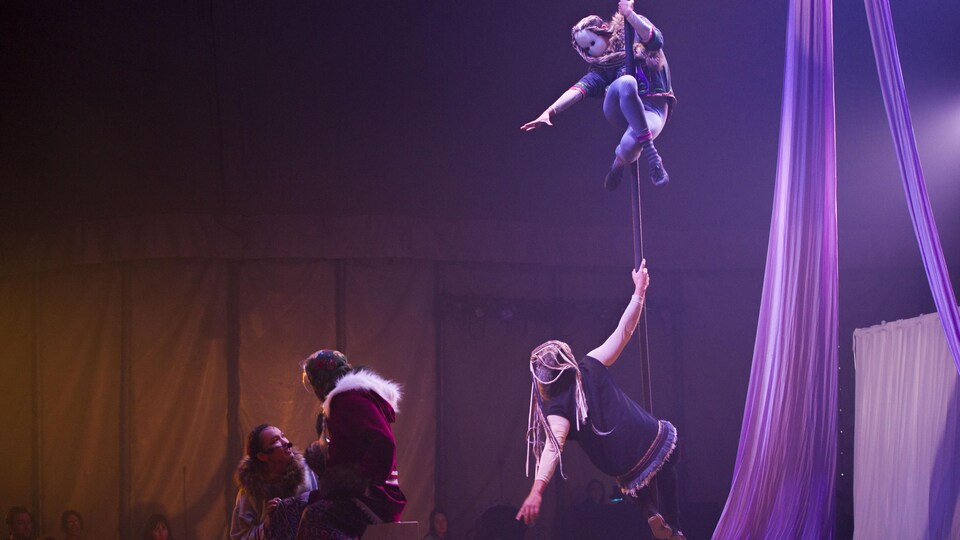 Performance de cirque sur la scène.