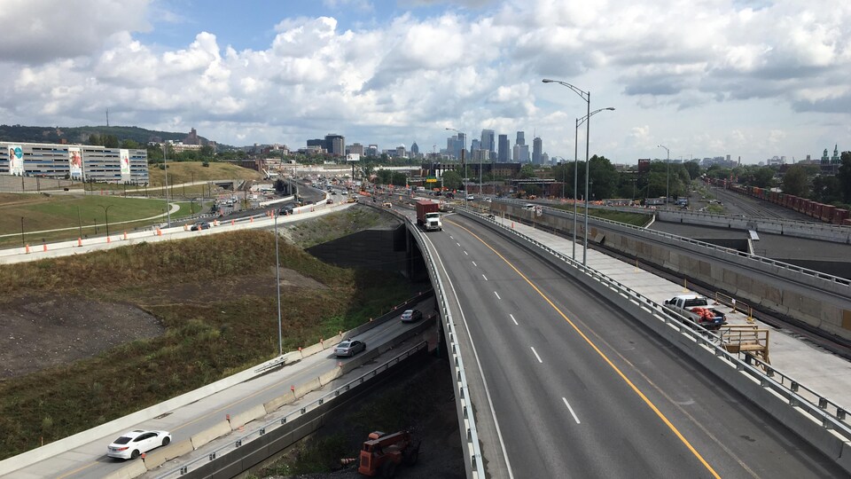 Une vue en hauteur de l'échangeur Turcot.