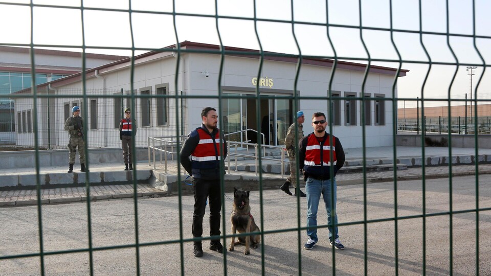 Des soldats turcs gardent la prison de Sican à Ankara durant le procès de 330 accusés pour leur participation au coup d'État contre le président Erdogan.