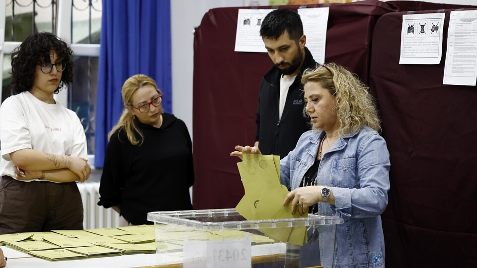 Les votes sont comptés au lycée français Notre-Dame de Sion à Istanbul lors du second tour de l'élection présidentielle turque.