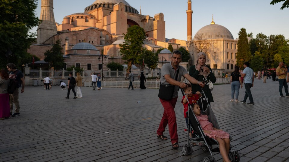 Un couple et ses deux enfants devant la mosquée Sainte-Sophie, à Istanbul.
