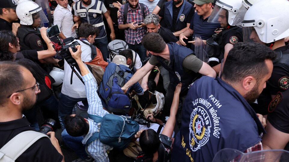  Intervention policière dans une manifestation à Istanbul.