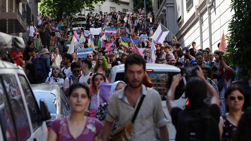 Des manifestants défilent alors qu'ils tentent de se rassembler pour une parade de la Fierté qui a été interdite par les autorités locales dans le centre d'Istanbul.
