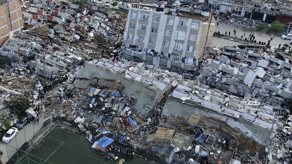 Vue aérienne d'une ville comportant des bâtiments détruits et très endommagés.