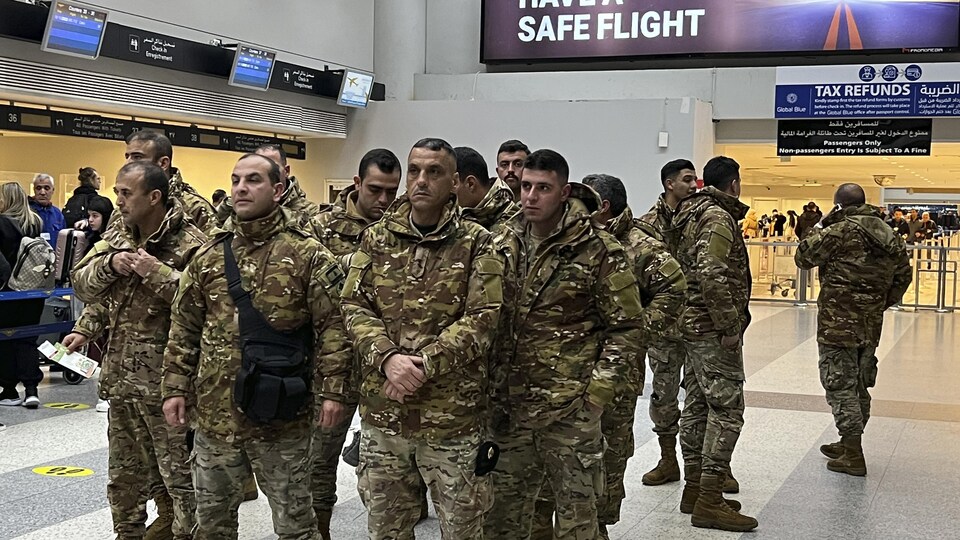 Des soldats attendent à l'aéroport Rafic Hariri.