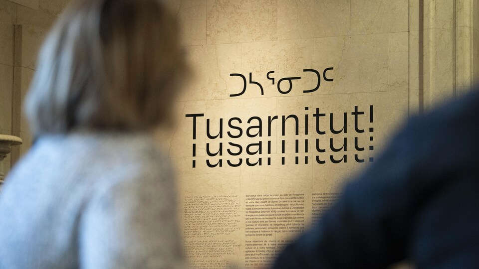 Le titre de l'exposition Tusarnitut à l'entrée de la galerie, sur un mur.