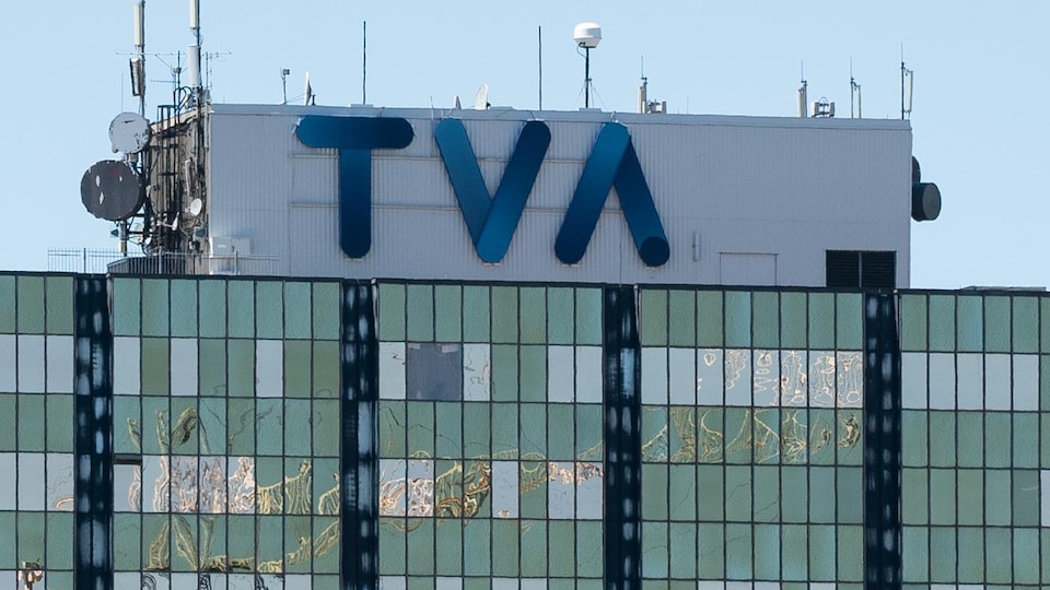 Logo bleu de TVA sur le toit d'un immeuble