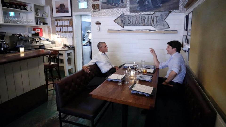 Le premier ministre Trudeau a tweeté ce moment en compagnie de Barack Obama dans un restaurant de Montréal.