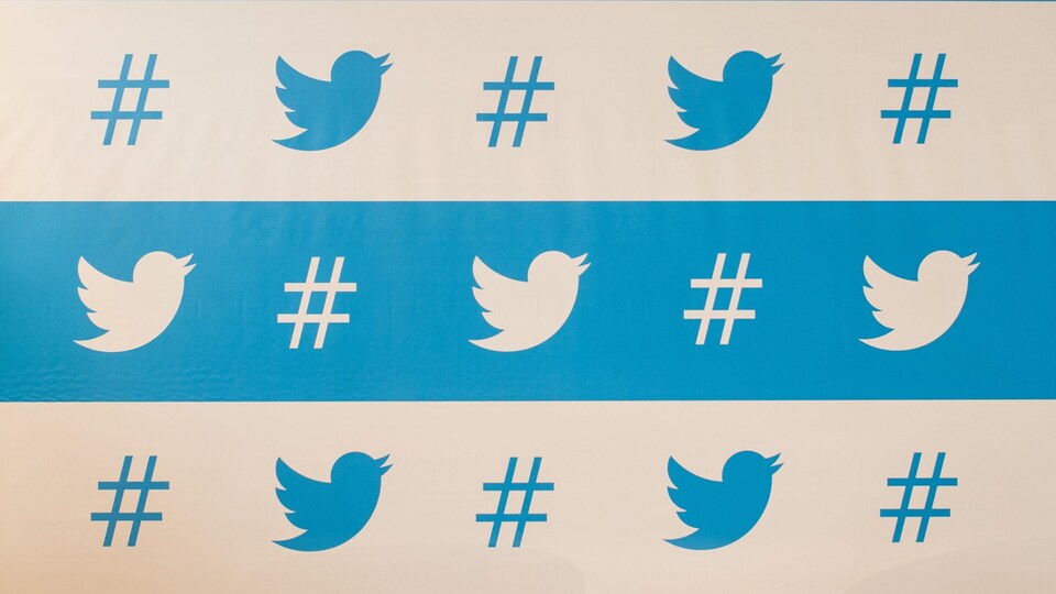 Plusieurs logo de Twitter et plusieurs signe typographiques de croisillon, désignant le fameux mot-clic.