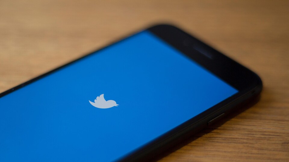 Le logo de Twitter sur un écran de téléphone cellulaire.