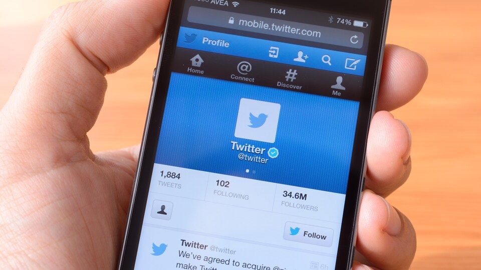 Un écran de téléphone mobile sur lequel on voit le site du réseau social Twitter.