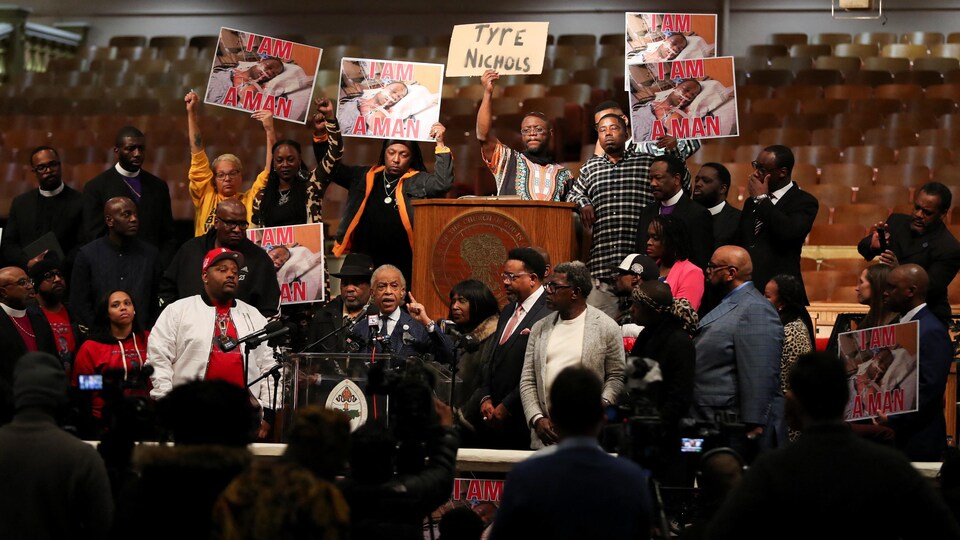 Al Sharpton, entouré de la famille de Tyre Nichols, s'adresse à une foule.
