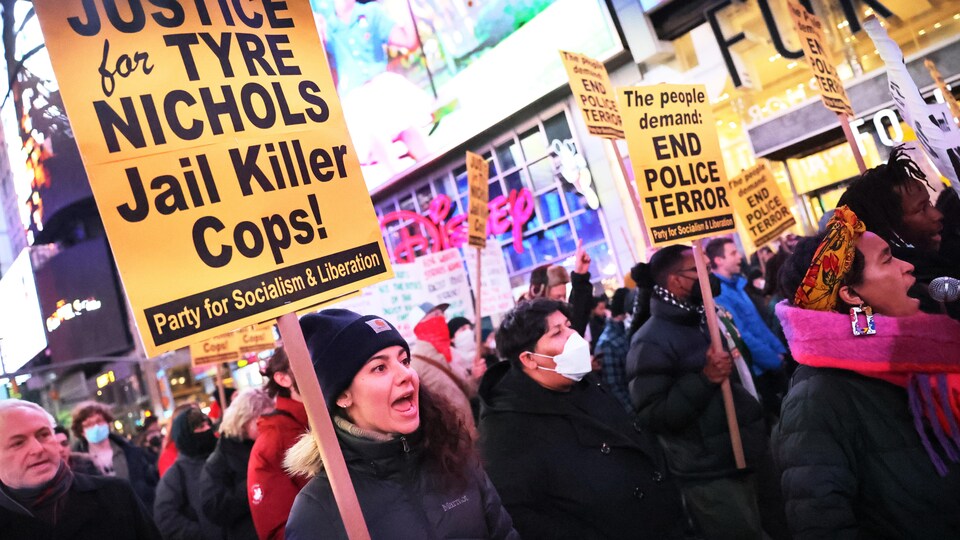 Des manifestants tiennent des pancartes lisant « Justice for Tyre Nichols, Jail Killer Cops » et «The people demand: end police terror ».