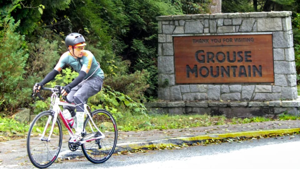 M. Siglos sur son vélo.