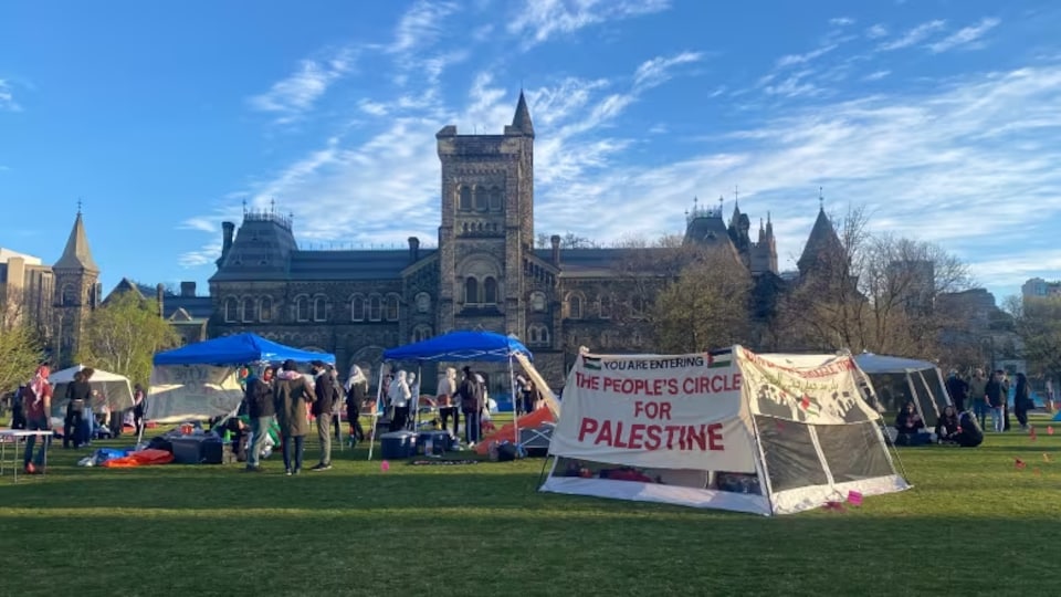 https://images.radio-canada.ca/q_auto,w_960/v1/ici-info/16x9/u-of-t-pro-palestine-protest-camp.png